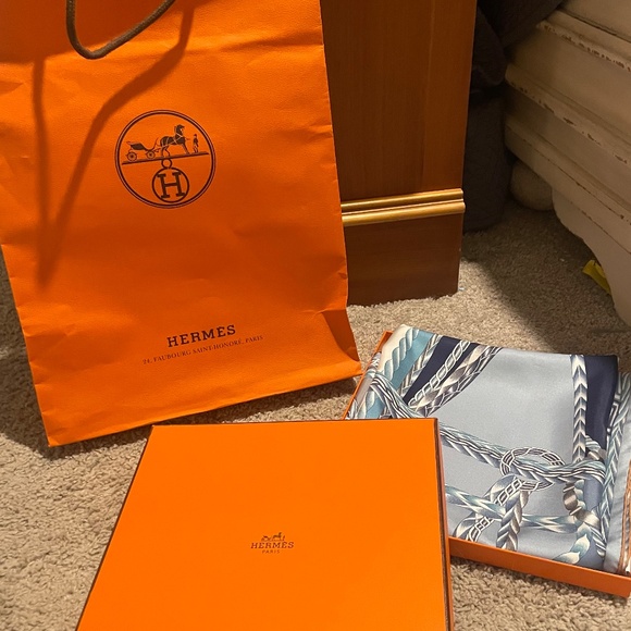 Hermes Scarf with box and bag - Picture 6 of 6